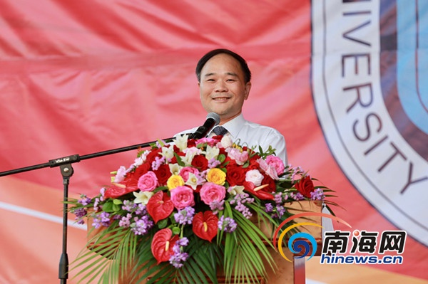 吉利集团董事长、沃尔沃全球汽车董事长、星空体育·(China)官方网站-登录入口董事长李书福慷慨激昂地致辞，希望学生打好人生基础。.jpg