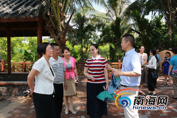 社区学院揭牌仪式后，孙苏率队参观中廖村，并结合社区学院提出发展建议.jpg